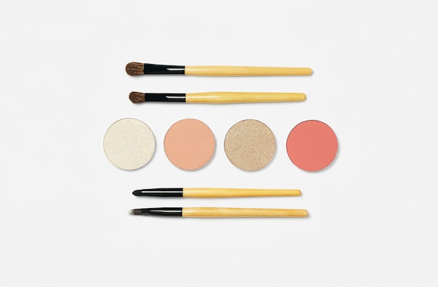 Photo cosmetic brushes on a white background. various makeup brushes for eyes and complexions. professional makeup concealer powder blush eyeshadow. eyebrow and eyelid brushes.