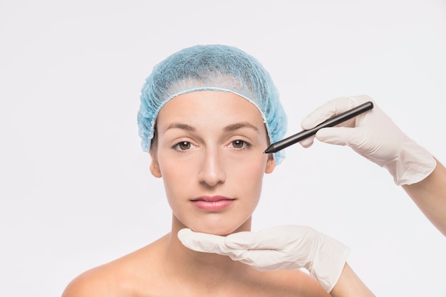 Cosmetologist preparing woman for injection