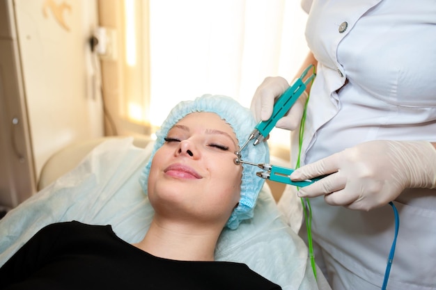 Cosmetology Hardware treatment by microcurrents