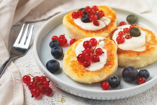 Cottage cheese pancakes with red currant and blueberry