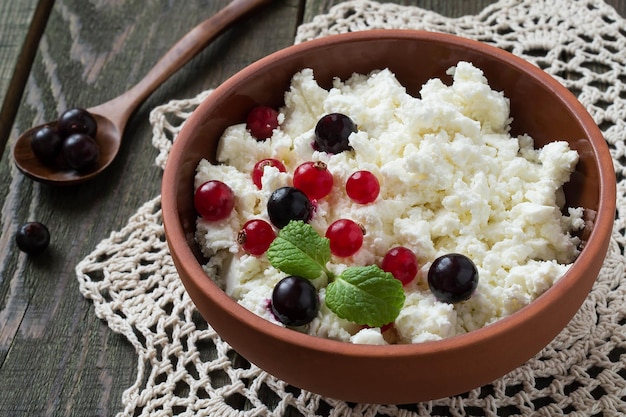 Cottage cheese with red and black currants