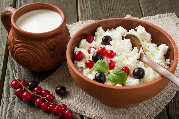 Cottage cheese with red and black currants