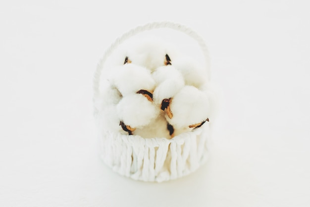 Photo cotton flowers in a basket 