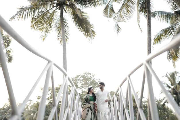 Photo the couple on the bridge