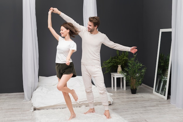 Photo couple dancing at home