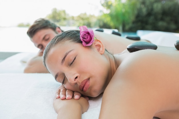 Photo couple enjoying stone massage at health farm