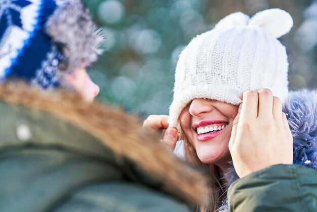 Photo couple having fun in winter scenery and snow. high quality photo