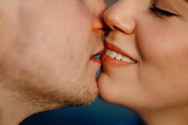 Photo a couple kissing on a date