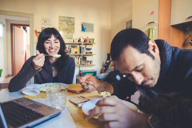 couple in love eatingin lunch 