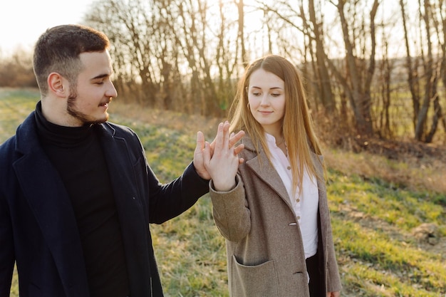 Photo couple in love enjoying a walk on a sunny spring day