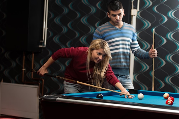 Photo couple playing billiard