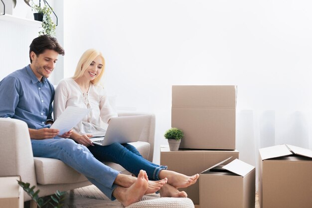 Photo couple relaxing in new home