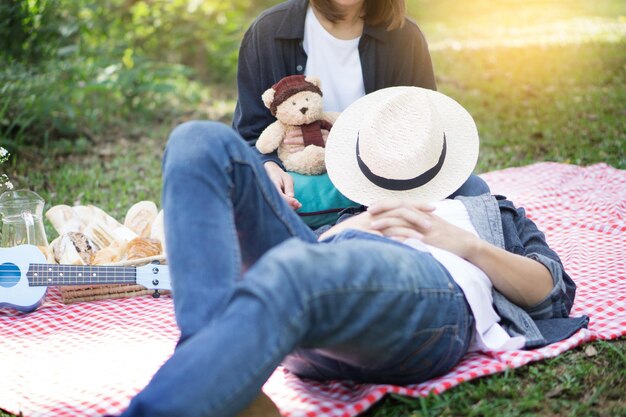 Photo couple relaxing at park