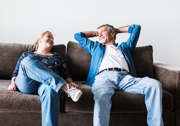 Photo couple sitting on a brown couch