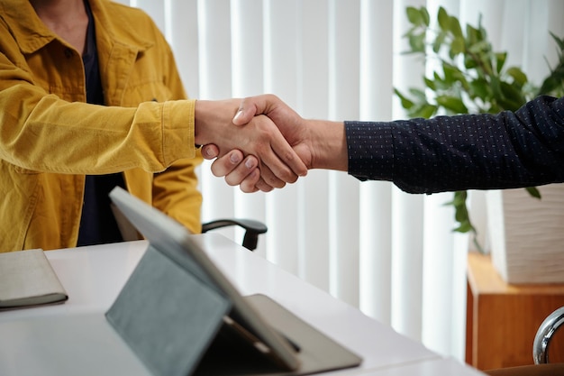 Photo coworkers shaking hands