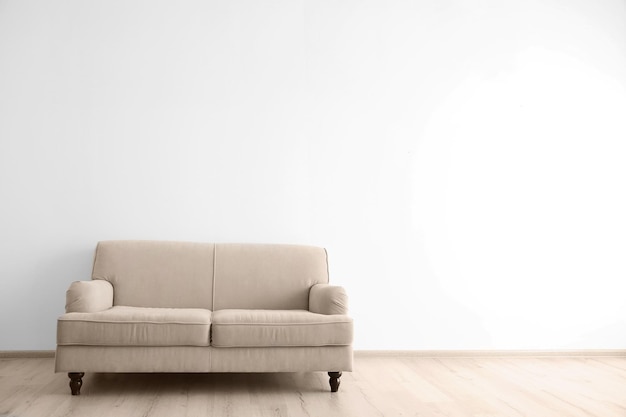 Photo cozy couch on wall background