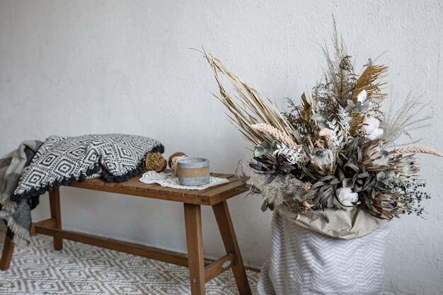 Photo cozy interior design in scandinavian style with decorative elements and a trendy composition of dried flowers