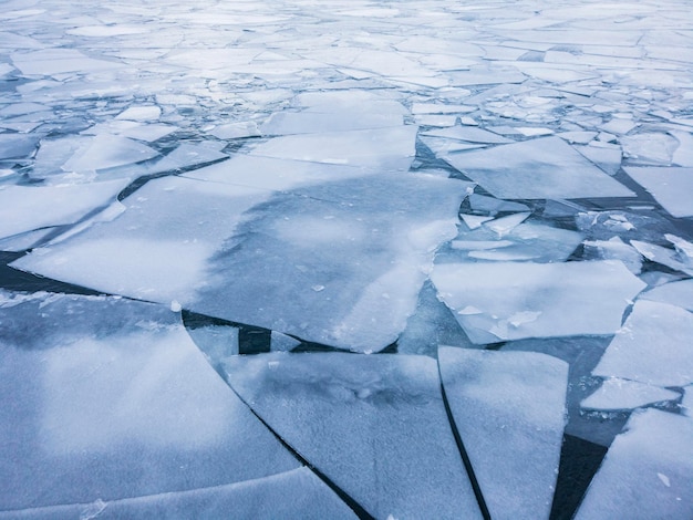 Photo cracked ice on the surface of the ocean global warnimg concept