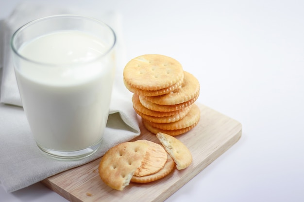 crackers cheese with milk-02