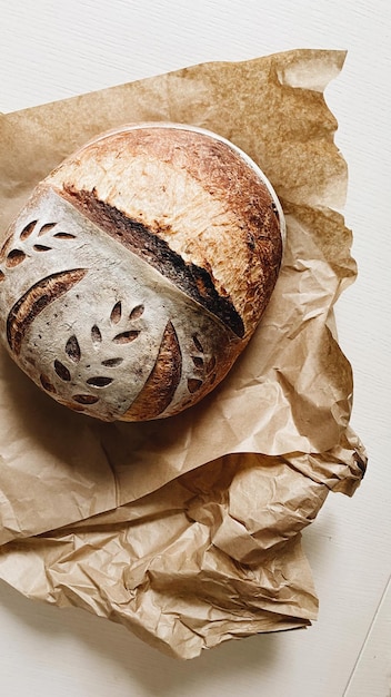 Photo craft freshly baked bread on parchment paper top view