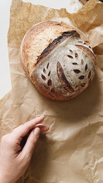 Photo craft freshly baked bread on parchment paper top view