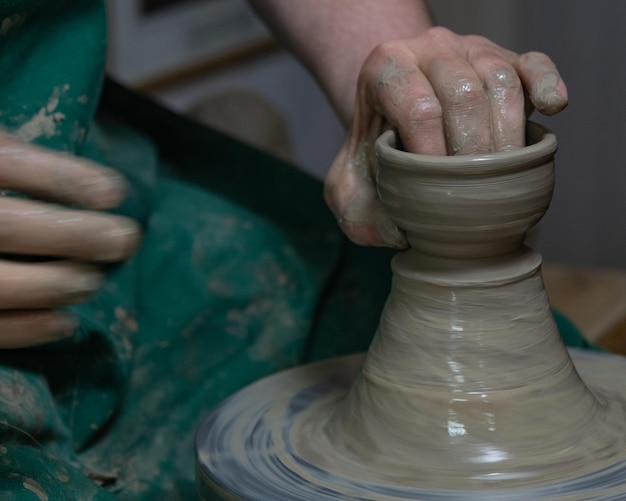 Photo craft hands making a clay pot mens hands potter at work creating dishes creation working potter