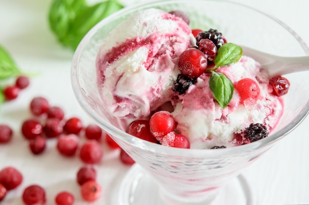 Photo cranberries ice cream in a glass bowl