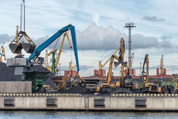 Photo cranes at harbor against sky