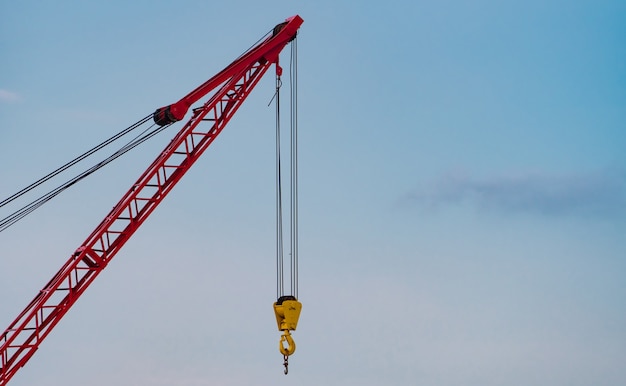 Photo crawler crane against blue sky and white clouds real estate industry red crawler crane