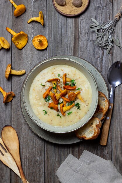 Photo cream soup with mushrooms chanterelles. healthy eating. vegetarian food.