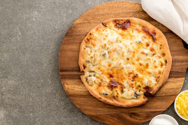 Photo creamy mushroom pizza