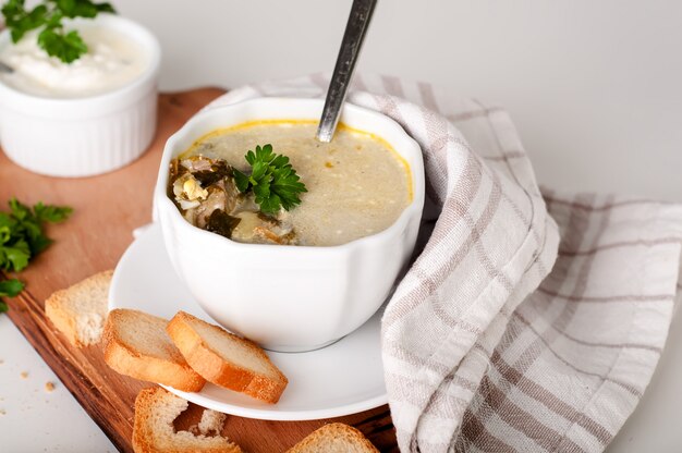 Photo creamy soup with croutons