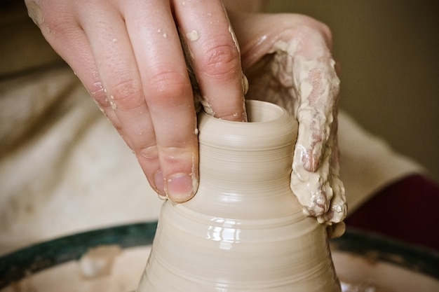 Photo create a clay vessel