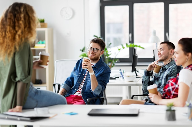 Photo creative team drinking coffee at office