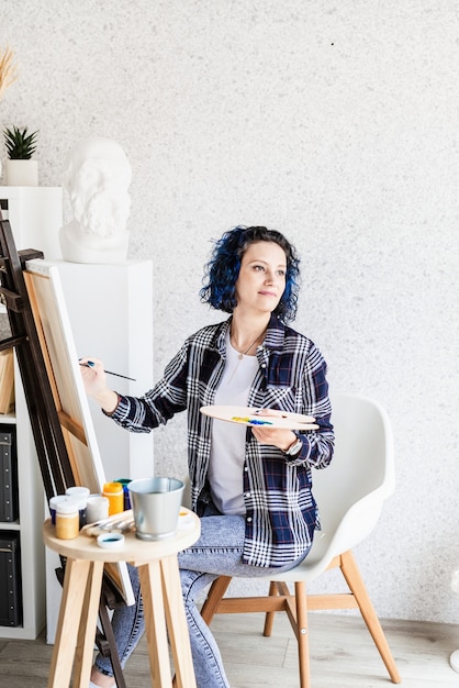 Photo creative woman artist painting a picture working in her studio