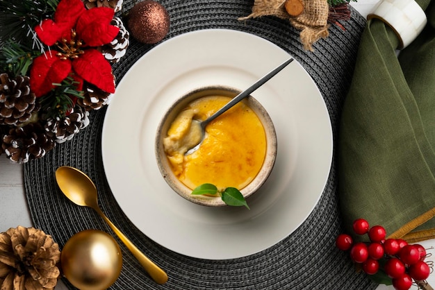 Photo crema catalana or la creme brulee seen from an overhead perspective on a christmas table