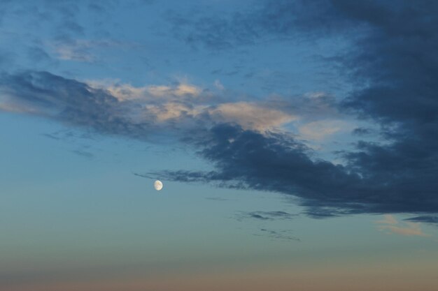 Photo crescent moon appears in the evening sky