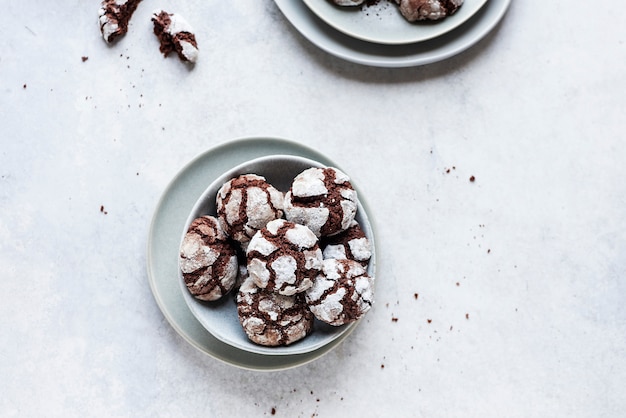 Crinkle cookies in icing sugar