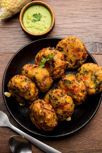 Photo crispy corn tikki, pakora or pakoda or pattice also known as cutlet. served with green chutney. selective focus