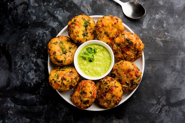 Photo crispy corn tikki, pakora or pakoda or pattice also known as cutlet. served with green chutney. selective focus