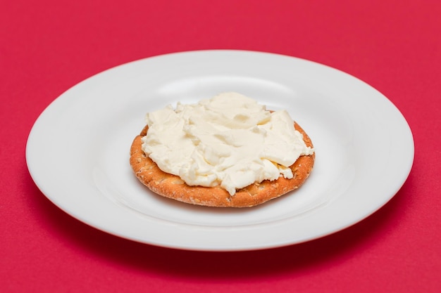 Crispy cracker sandwich with cream cheese