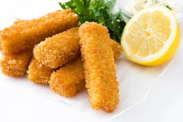 Photo crispy fried fish fingers with lemon and sauce isolated on white