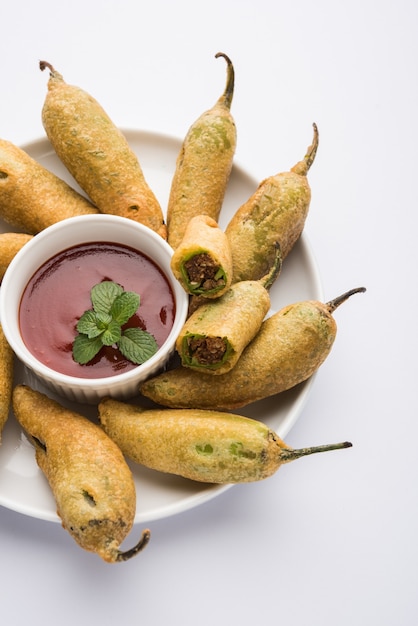 Crispy Green Chilli Pakora or Mirchi Bajji, served with tomato ketchup. Its a popular tea time snack from India especially in Monsoon. Selective focus