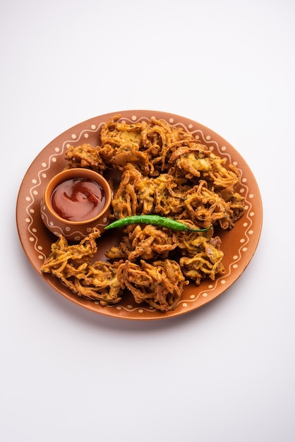 Crispy Kanda bhaji or Bhajji or Pyaj Pakode or fried onion pakora, delicious street food from India