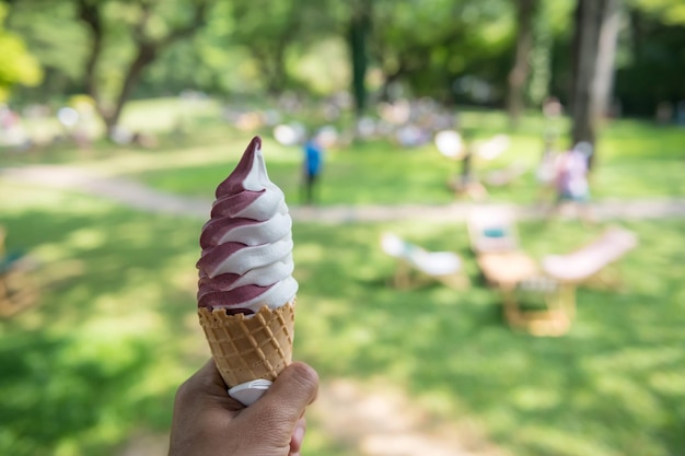 Photo cropped hand holding ice cream cone