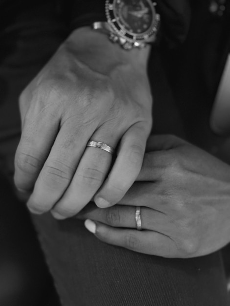 Photo cropped hand of man holding ring