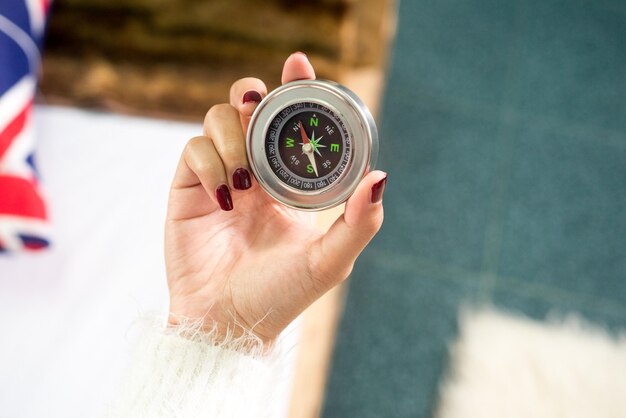 Photo cropped hand of woman holding navigational compass