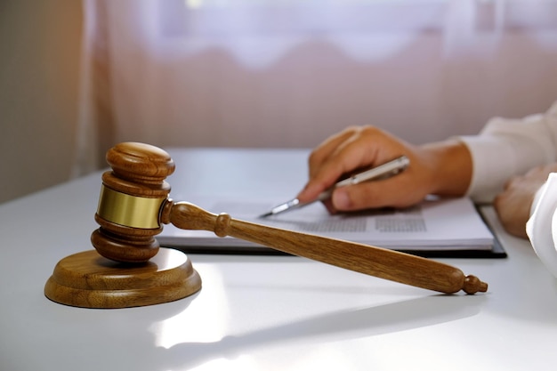 Photo cropped hands of lawyer reading documents on desk in office