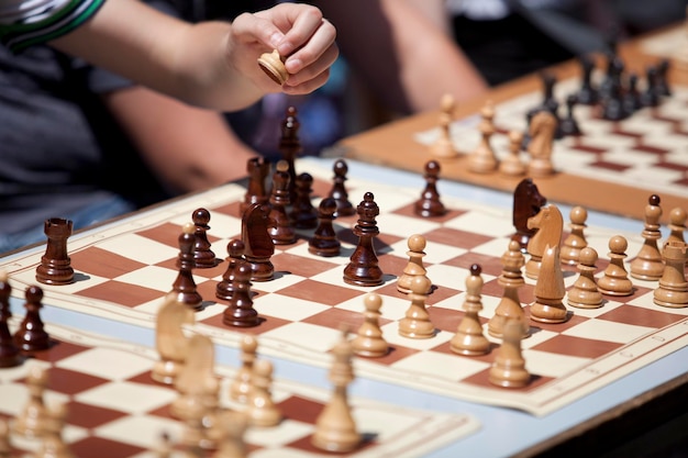 Photo cropped hands of man playing chess on table