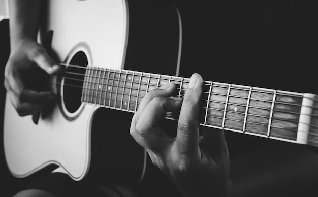 Photo cropped hands of person playing guitar